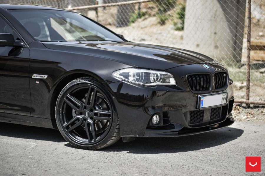 Детали экстерьера BMW 528i Sedan on Vossen Wheels (HF-1) 2019 года  (фото 19 из 20)